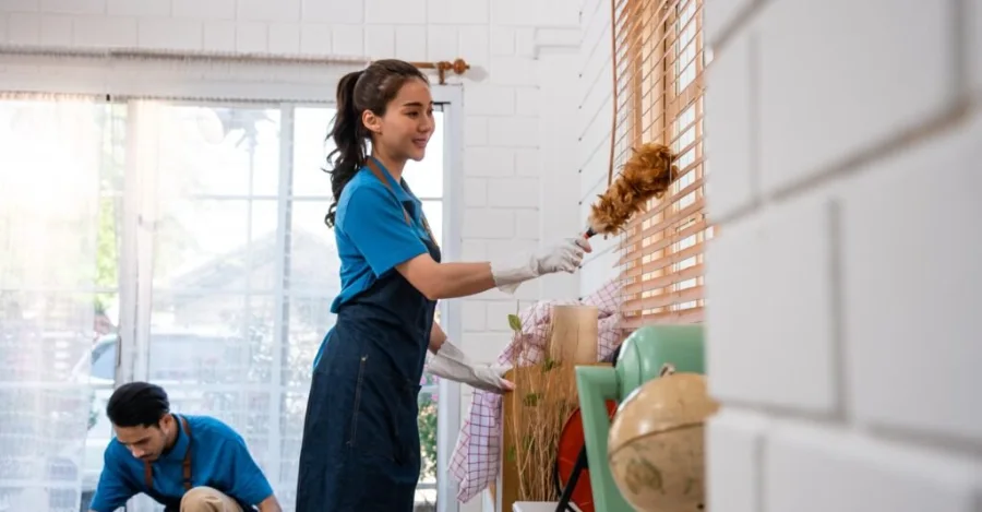 Profissional realizando a limpeza de um ambiente